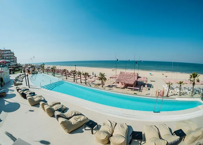 Hotel con piscina: On Hotels Oceanfront Adults Designed